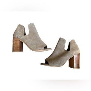 Steve Madden Beige Suede Chunky Bootie Heels Women’s Size 8 EUC